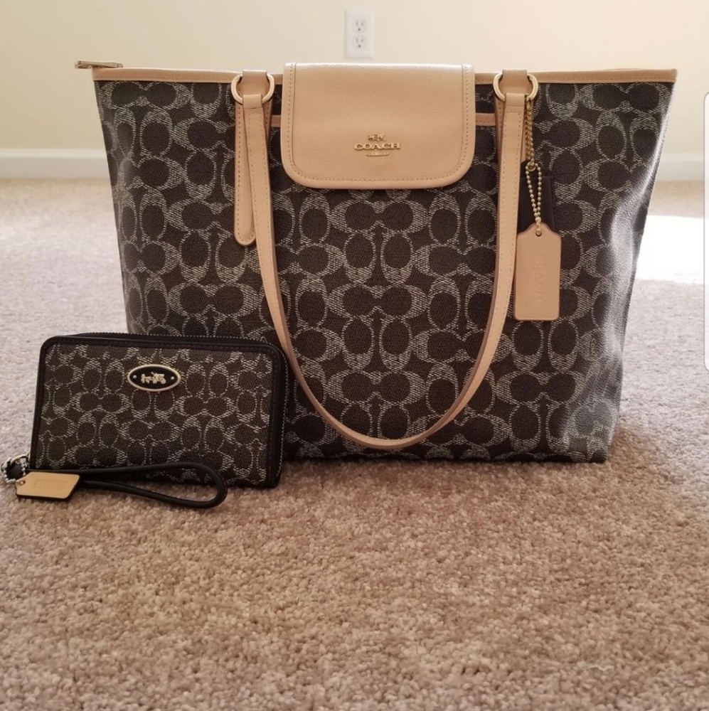 Coach shoulder bag and wristlet set